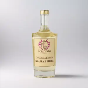 Grappa artigianale toscana infusa con miele locale, liquore digestivo dolce e ambrato.