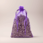 Campi di lavanda viola in fiore nella campagna toscana, tra vigneti e uliveti secolari. Paesaggio tipico dell'agricoltura sostenibile in provincia di Arezzo