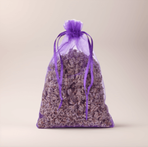 Campi di lavanda viola in fiore nella campagna toscana, tra vigneti e uliveti secolari. Paesaggio tipico dell'agricoltura sostenibile in provincia di Arezzo
